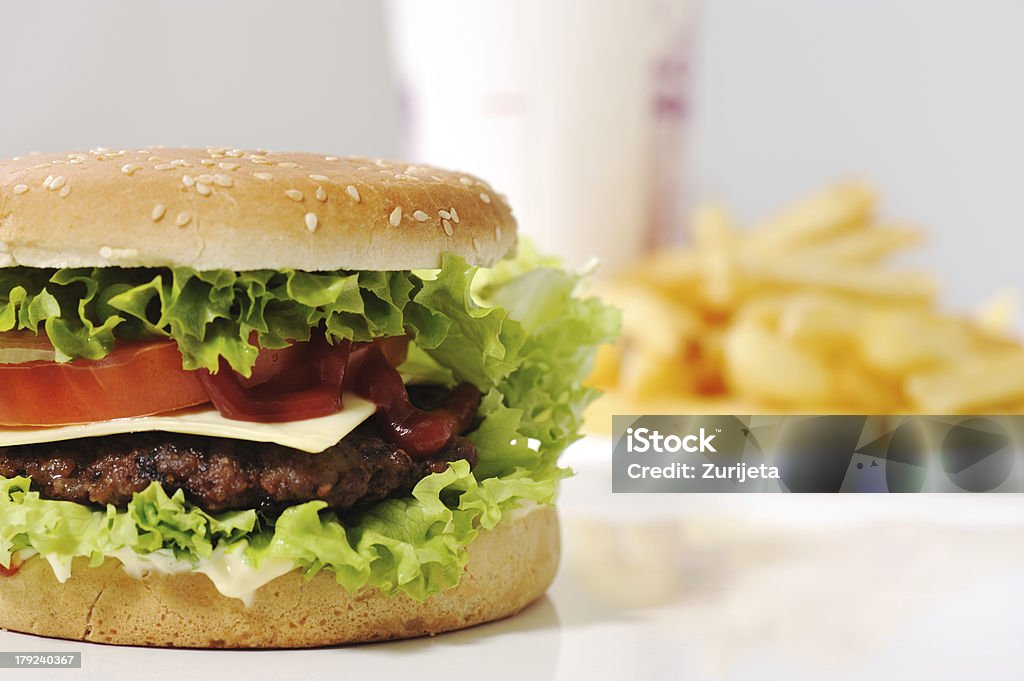 Wyśmienite burger, frytki i cola - Zbiór zdjęć royalty-free (Barbecue)