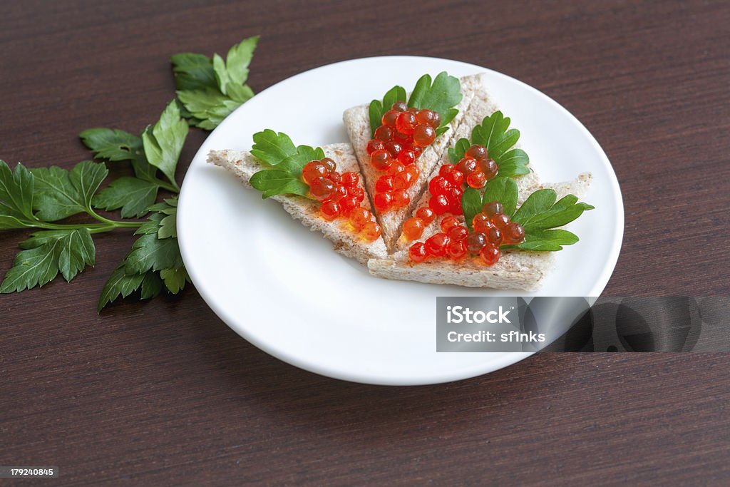 Tartlets, 캐비어, 파슬리 한 플라테 - 로열티 프리 0명 스톡 사진