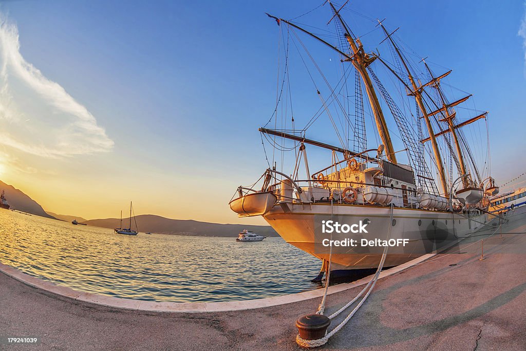 Vecchia Barca a vela nel tramonto luce - Foto stock royalty-free di Acqua