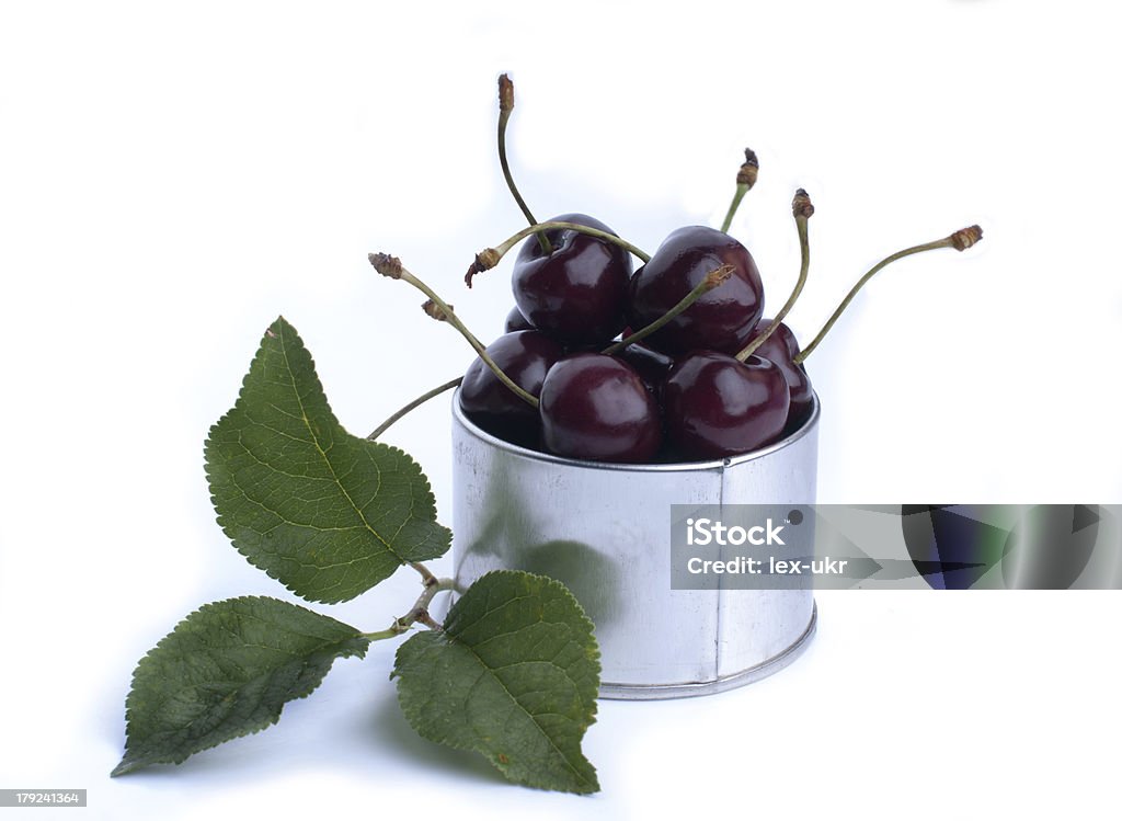 Lotes de fresca y jugosa cerezas en la antigua mesa - Foto de stock de Agricultura libre de derechos