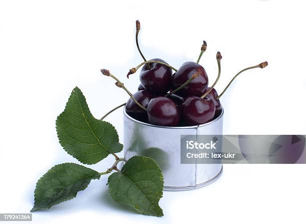 Lotes De Fresca Y Jugosa Cerezas En La Antigua Mesa Foto de stock y más banco de imágenes de Agricultura