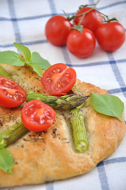 pizza com tomate e o verde espargos - fochaccia imagens e fotografias de stock