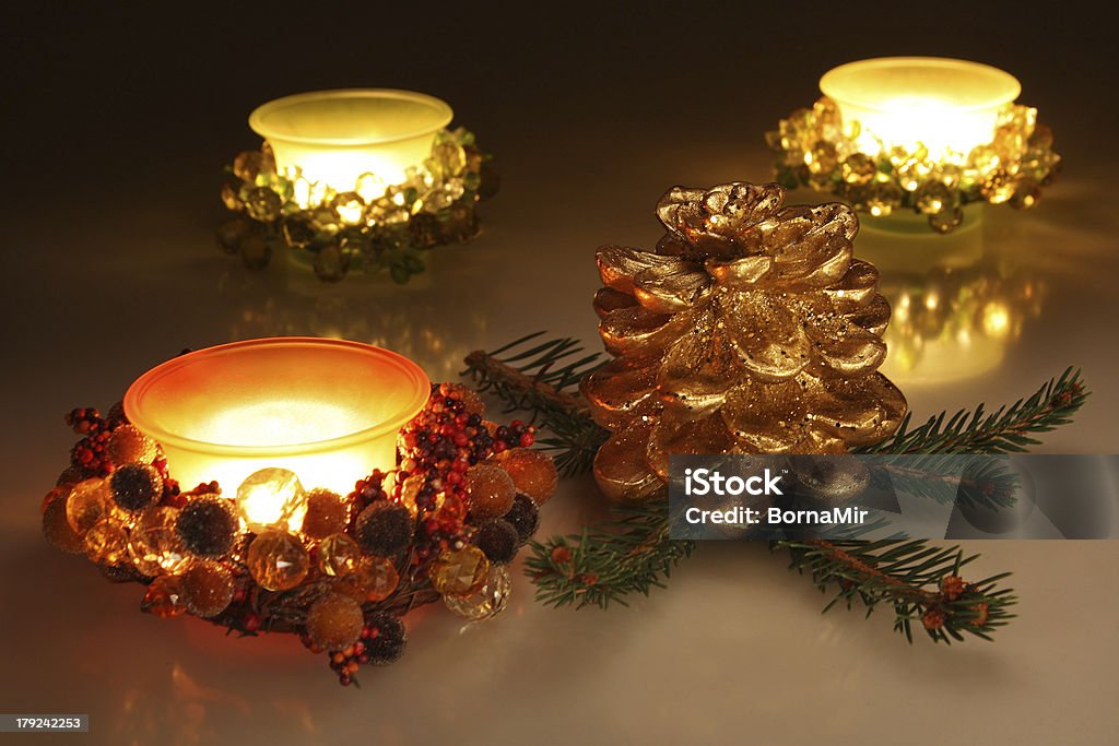 Рождественские свечи и золотой Сосновая шишка - Стоковые фото Ёлочные игрушки роялти-фри