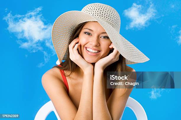 Mujer Con Sombrero Foto de stock y más banco de imágenes de Accesorio de cabeza - Accesorio de cabeza, Actividades recreativas, Adulto
