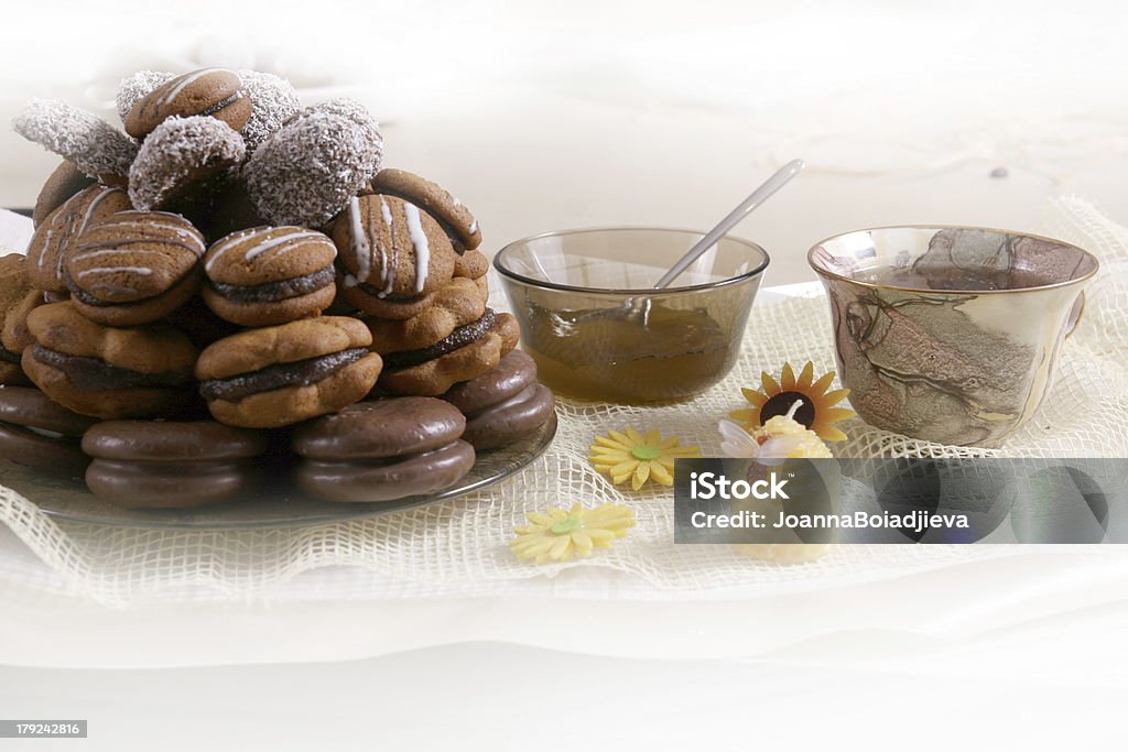 Taza de café y galletas con pedacitos de chocolate - Foto de stock de Al horno libre de derechos