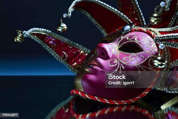 Maschera Con Campane Su Un Tavolo Per Il Trucco - Fotografie stock e altre immagini di Accessorio personale - Accessorio personale, Antico - Vecchio stile, Arte