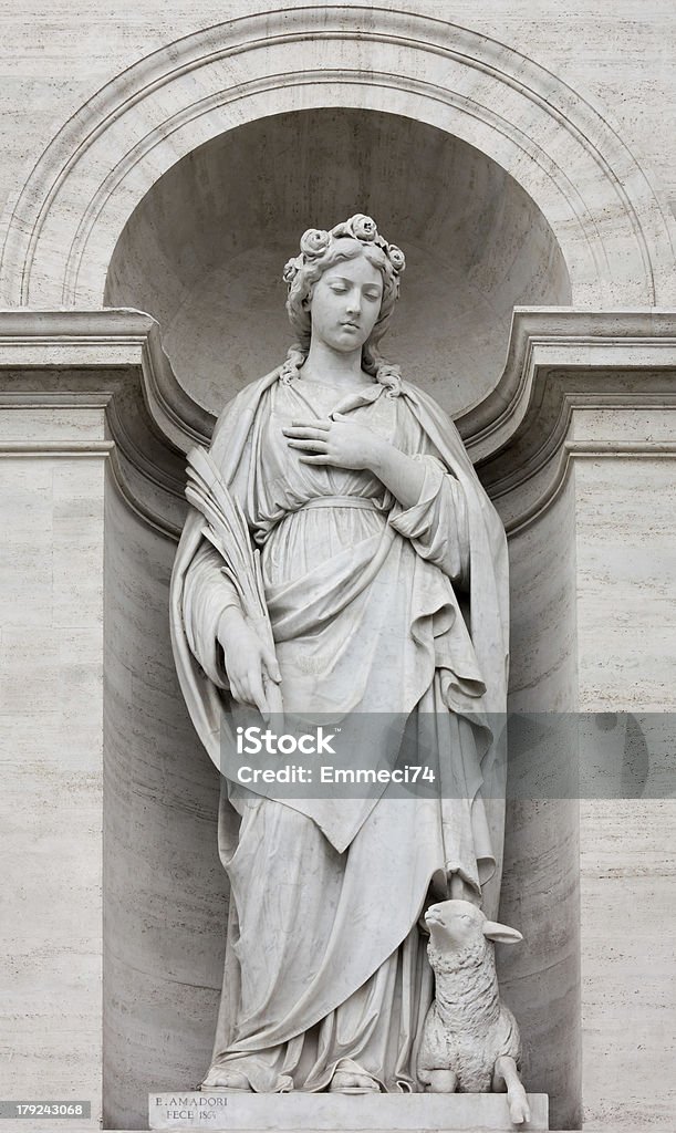 Neoclassic Statue en marbre dans sa place - Photo de Adulte libre de droits