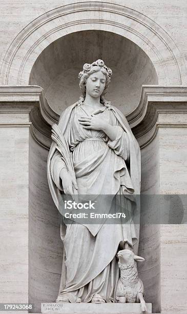 Photo libre de droit de Neoclassic Statue En Marbre Dans Sa Place banque d'images et plus d'images libres de droit de Adulte - Adulte, Agneau - Animal, Antique