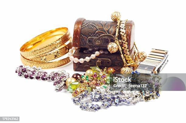 여성 액세서리 개인 장식품에 대한 스톡 사진 및 기타 이미지 - 개인 장식품, 귀걸이, 금-금속