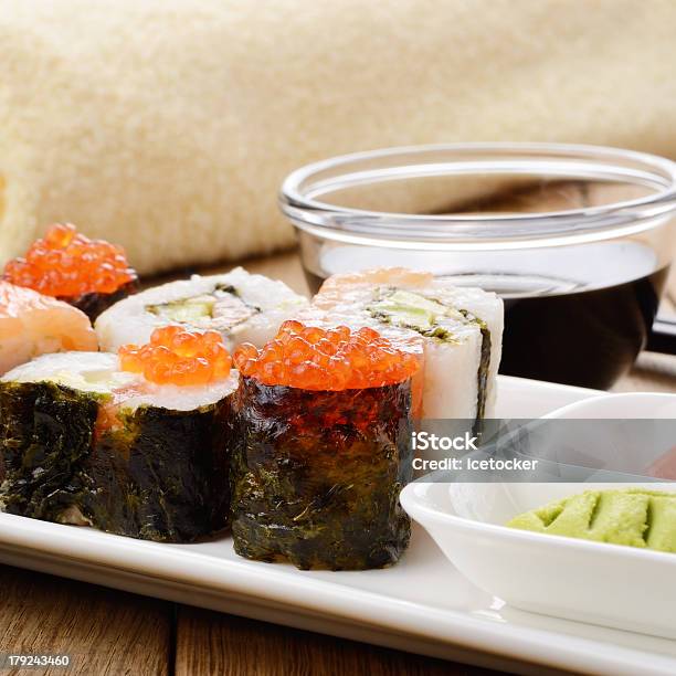 Photo libre de droit de Assortiment De Sushi Sur Plaque Blanche banque d'images et plus d'images libres de droit de Aliment - Aliment, Assiette, Avocat - Légume