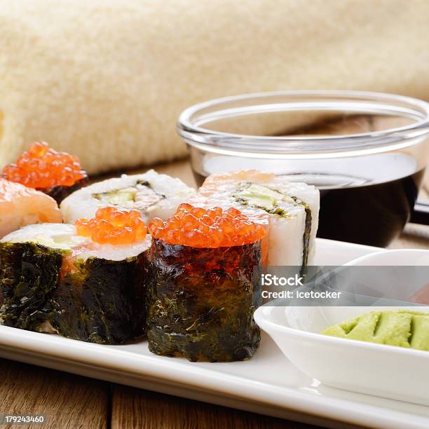 Mix Di Sushi Su Un Piatto Bianco - Fotografie stock e altre immagini di Alimentazione sana - Alimentazione sana, Avocado, Bianco