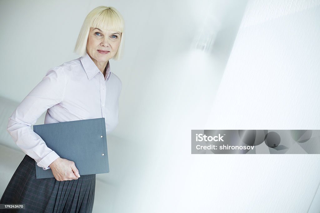 Mulher com documento - Foto de stock de Adulto royalty-free