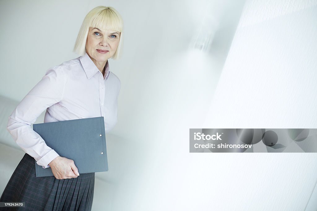 Женщина с документ - Стоковые фото Активный пенсионер роялти-фри