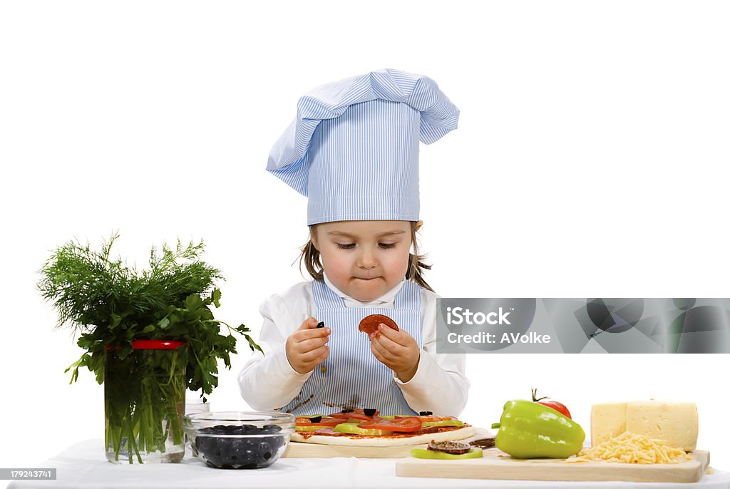 Bambina preparare una pizza con salame e verdure - Foto stock royalty-free di Adolescente