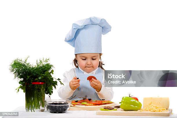 Маленькая Девочка Подготовке Пицца С Салями И Овощи — стоковые фотографии и другие картинки Белый