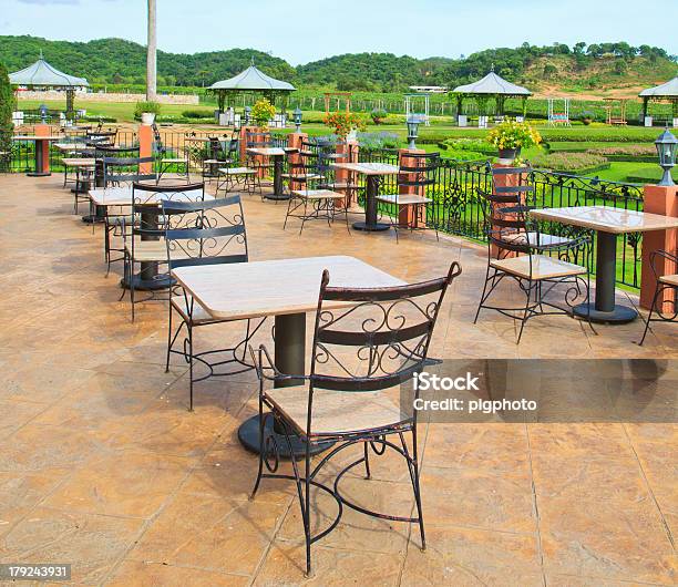 Photo libre de droit de Table De Salle À Manger En Extérieur banque d'images et plus d'images libres de droit de Bleu - Bleu, Café - Établissement de restauration, Horizontal