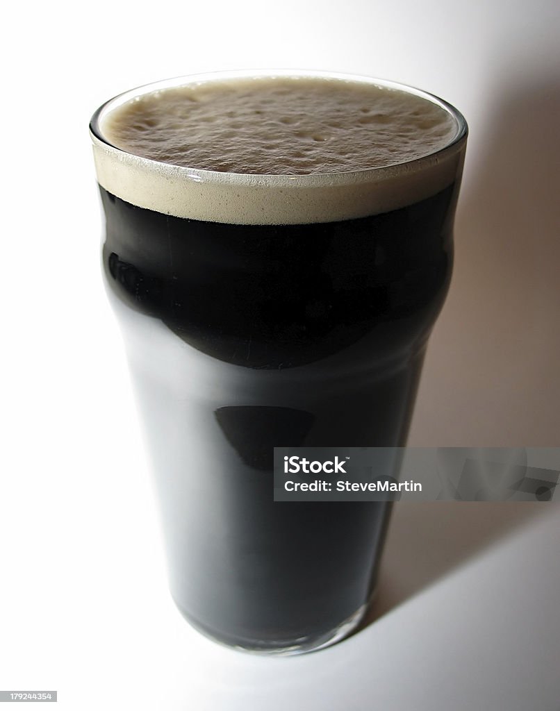 Pinta de cerveza Stout - Foto de stock de Bar libre de derechos