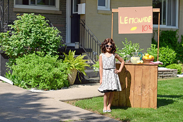 少女のレモネードスタンド付き - retro revival lemonade stand old fashioned lemonade ストックフォトと画像