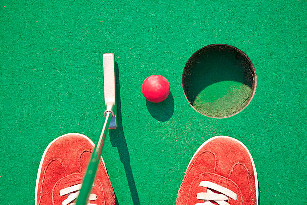 golfe em miniatura - golf golf course putting green hole - fotografias e filmes do acervo