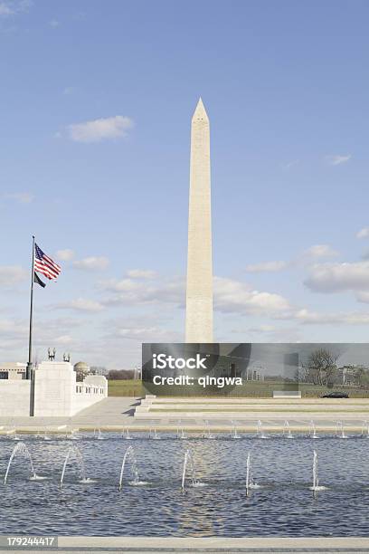 Foto de Vista Do Washington Monument Do World War Ii Memorial e mais fotos de stock de Azul