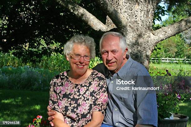 Anziani Coppia - Fotografie stock e altre immagini di Relazione di coppia - Relazione di coppia, Adulto, Aiuola