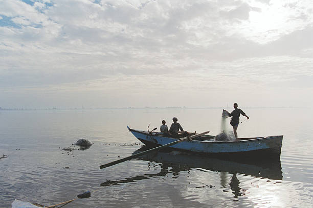los pescadores en puesta de sol - fayoum fotografías e imágenes de stock