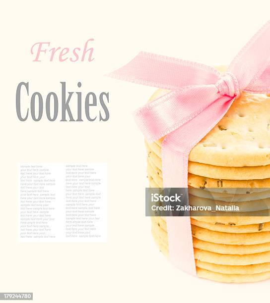 Kekse Mit Rosa Schleife Isoliert Auf Weißem Hintergrund Nahaufnahme Stockfoto und mehr Bilder von Backen
