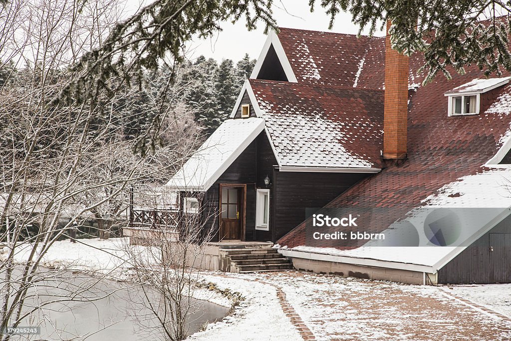 Maison sous la neige - Photo de Arbre libre de droits
