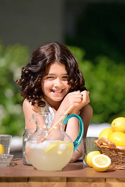 menina feliz na barraca de venda de limonada - retro revival lemonade stand old fashioned lemonade imagens e fotografias de stock