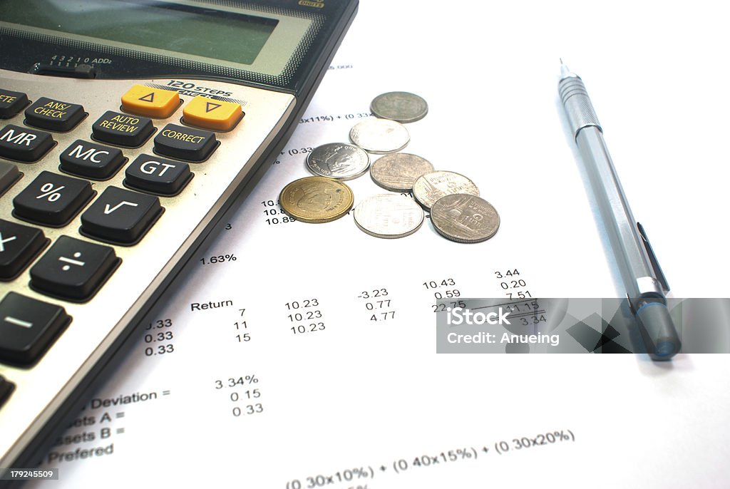 Nos moedas e caneta calculadora no montante financeiro - Foto de stock de Bacon royalty-free