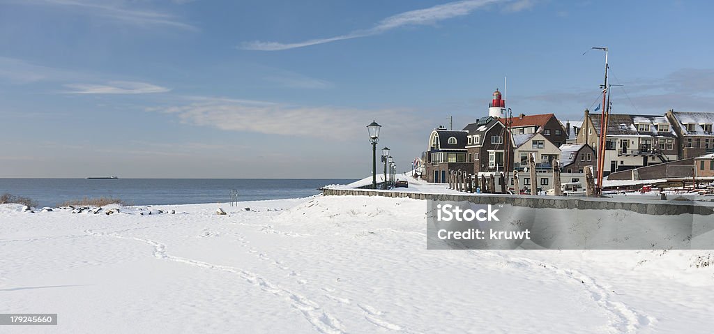 Old dutch fishery village vu en hiver à la plage - Photo de Blanc libre de droits