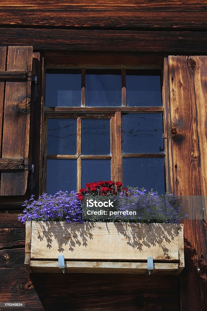 Blumen Dekoration eine alte Fenster - Lizenzfrei Alt Stock-Foto