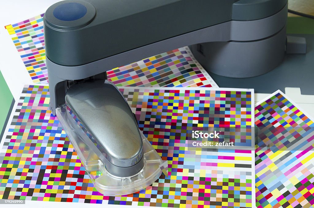 Perfiles icc, espectrofotómetro robot medidas parches de color en arco de prueba - Foto de stock de Espectrómetro libre de derechos