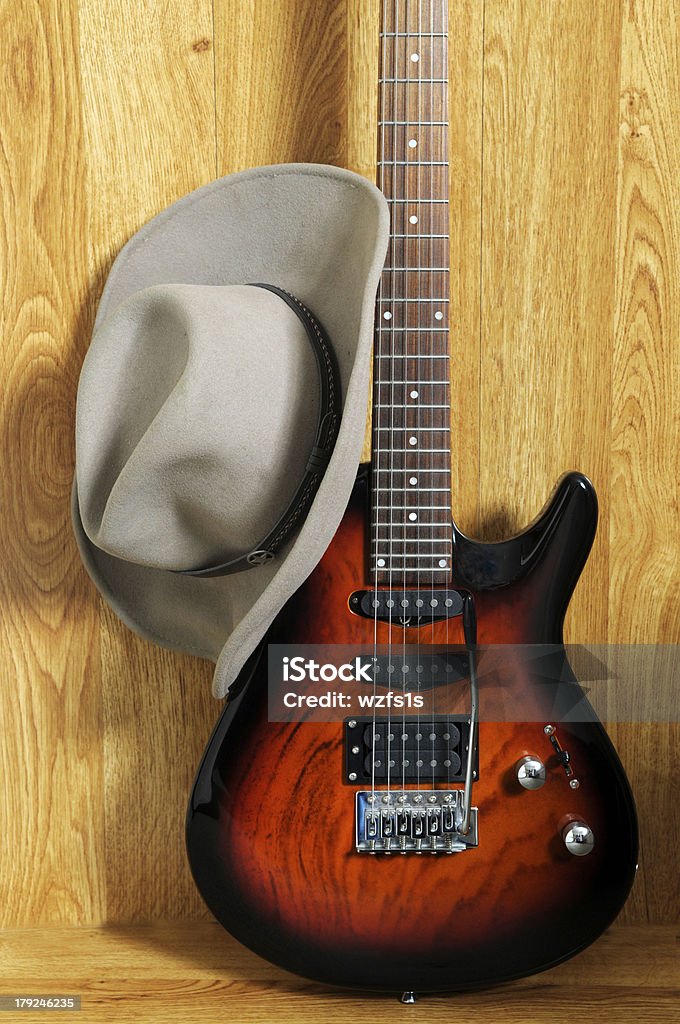 Gitara elektryczna i kapelusz - Zbiór zdjęć royalty-free (Gitara elektryczna)