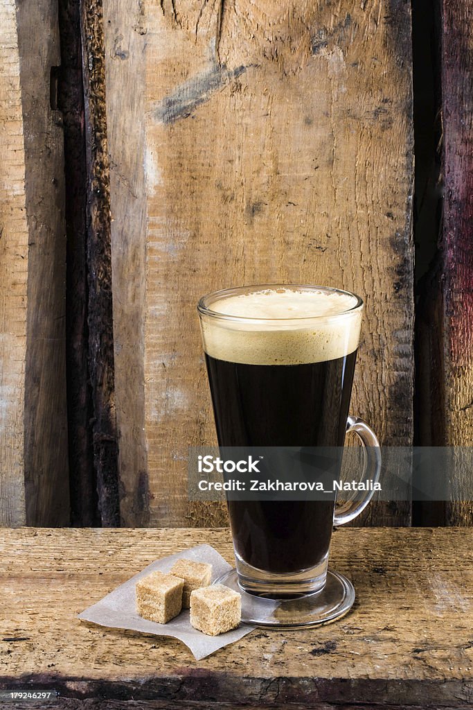 Café noir dans un verre de lait et sucre - Photo de Aliment libre de droits