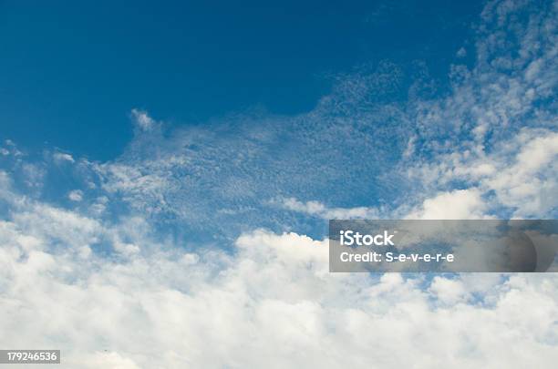 Cielo Con Nubes Foto de stock y más banco de imágenes de Aire libre - Aire libre, Alto - Descripción física, Azul