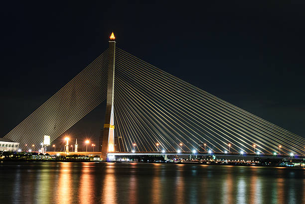 rama8 bridge à noite - bridge bangkok suspension bridge river - fotografias e filmes do acervo