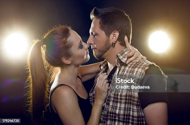 Schöne Paar In Der Liebe Flirten Stockfoto und mehr Bilder von Attraktive Frau - Attraktive Frau, Ehefrau, Ehemann