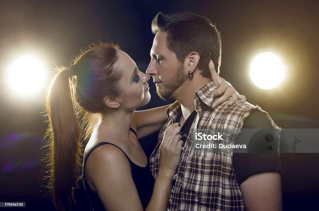 Bella coppia in amore Flirtare - Foto stock royalty-free di Abbracciare una persona