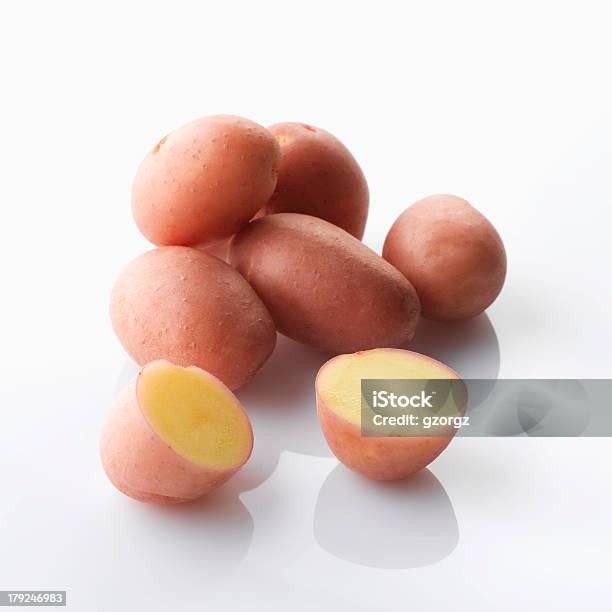 Ziemniaki Surowe - zdjęcia stockowe i więcej obrazów Przepołowiony - Przepołowiony, Ziemniak, Artykuły spożywcze