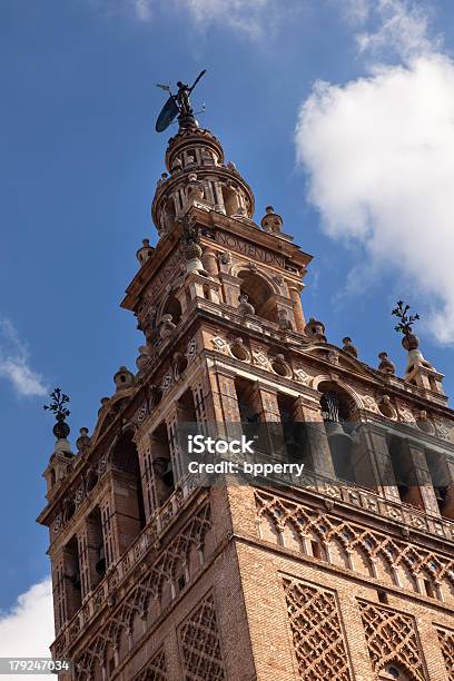 Foto de Torre Do Sino Da Catedral De Sevilha E Giralda Spire Catavento Espanha e mais fotos de stock de Andaluzia