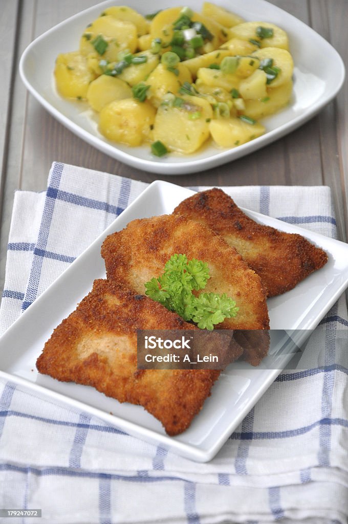 Schnitzel Wiener com salada de batata - Foto de stock de Alface royalty-free