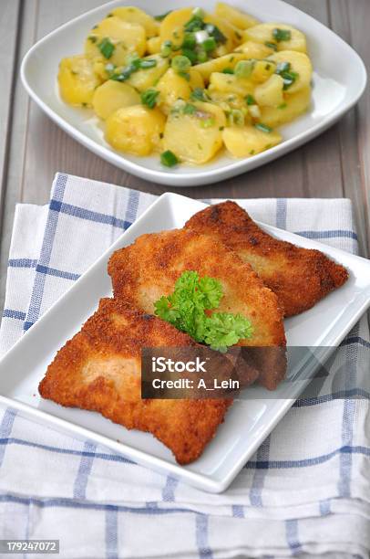 Foto de Schnitzel Wiener Com Salada De Batata e mais fotos de stock de Alface - Alface, Antepasto, Bar