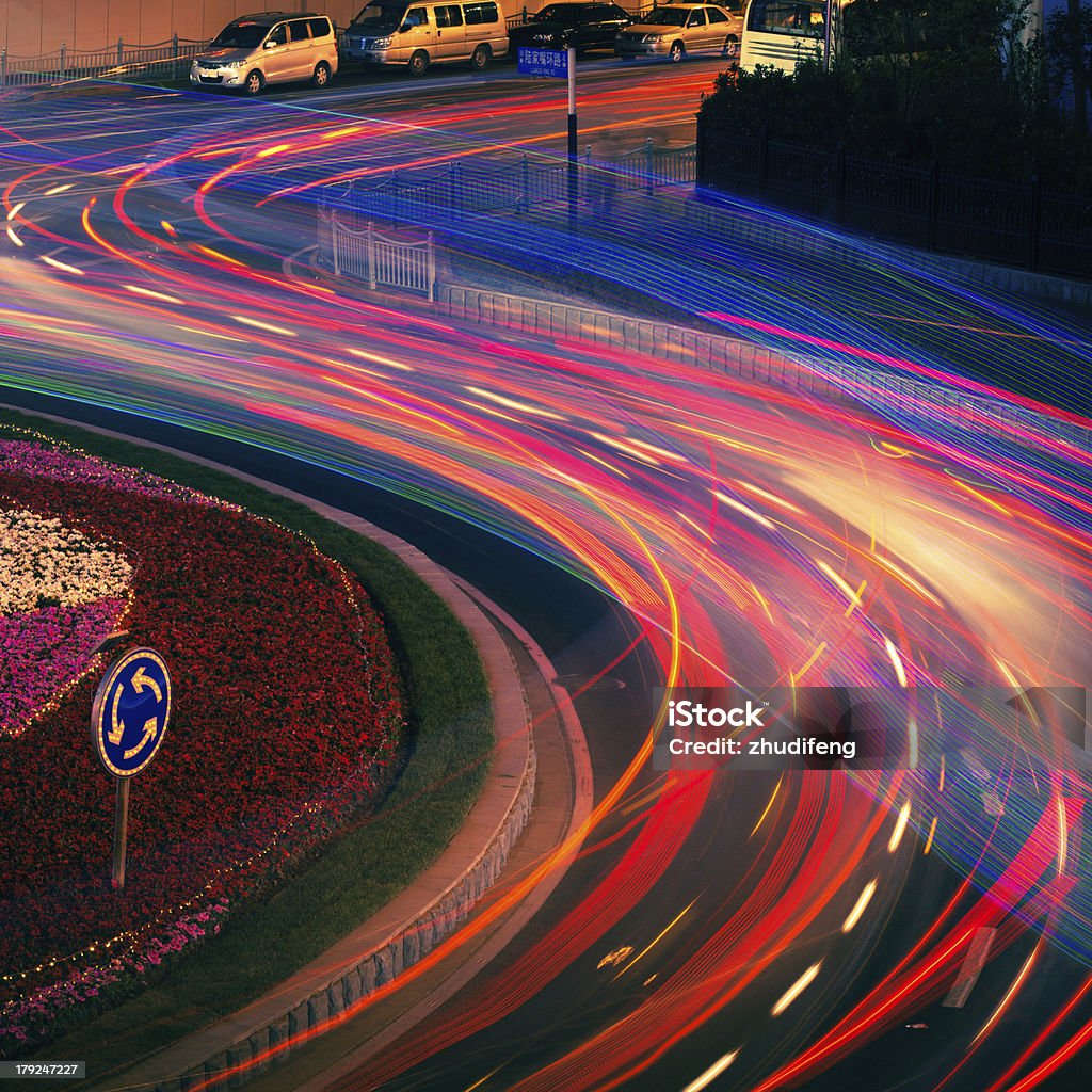 Carro em movimento com blur luz pela cidade à noite - Royalty-free Abstrato Foto de stock