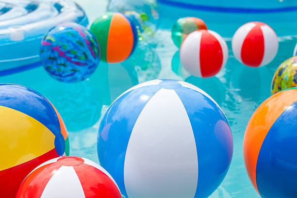 bolas de praia em uma piscina - beach ball fotos - fotografias e filmes do acervo