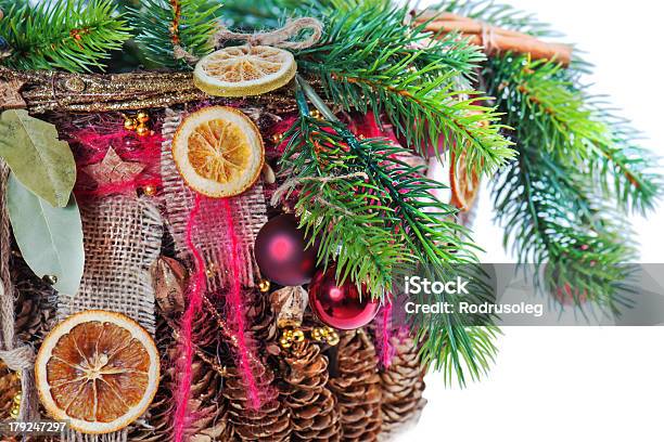 Ramo Di Albero Di Natale Con Palline Decorata Con Perline Cannella - Fotografie stock e altre immagini di Abete