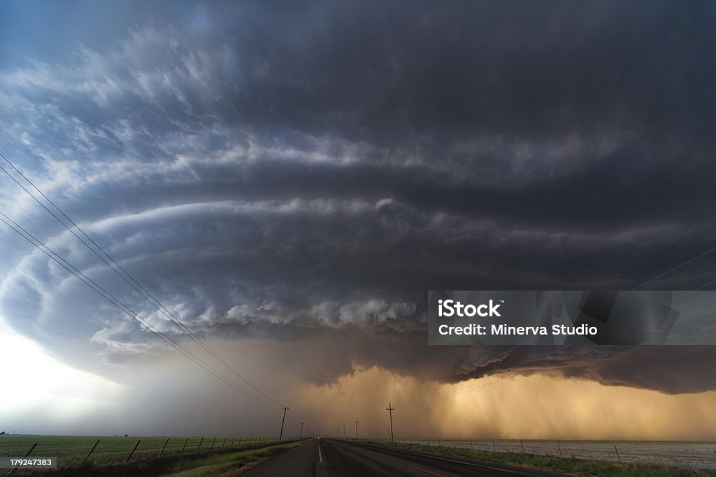Supercelda Tornadic en el American plains - Foto de stock de Tornado - Tormenta libre de derechos