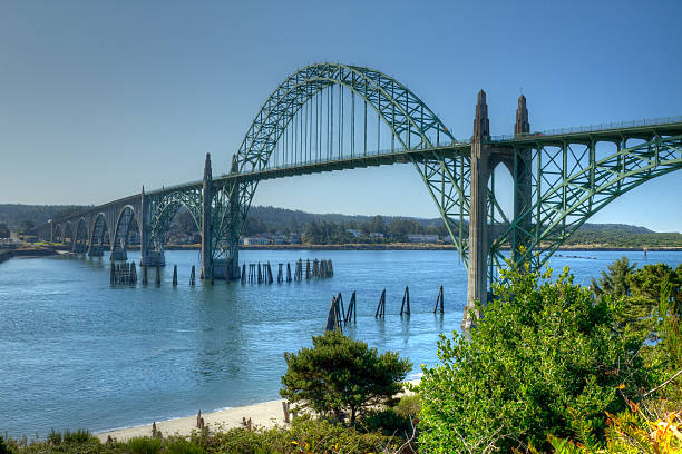 newport oregon-brücke - newport oregon stock-fotos und bilder