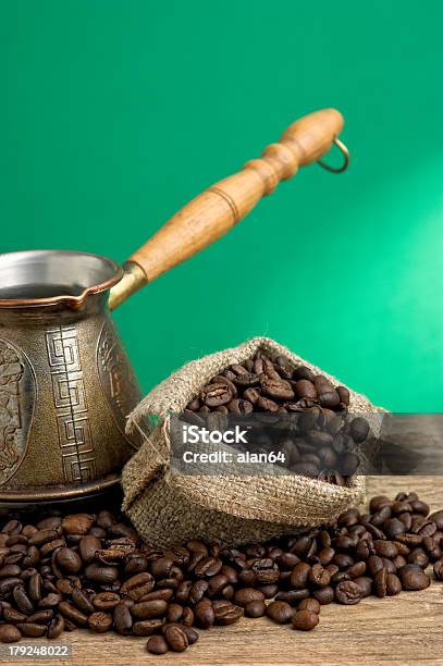 Grãos De Café - Fotografias de stock e mais imagens de Agricultura - Agricultura, Amontoar, Aniagem de Cânhamo