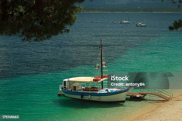 Barco Anchorer En La Playa Foto de stock y más banco de imágenes de Agua - Agua, Aire libre, Anclado